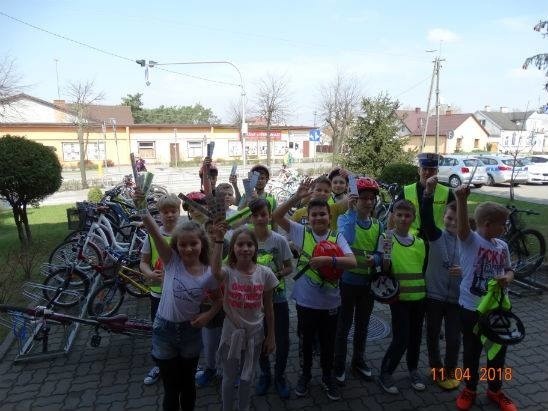 „Mój rower - moje życie” policjanci i uczniowie z Białobrzegów na przejażdżce.
