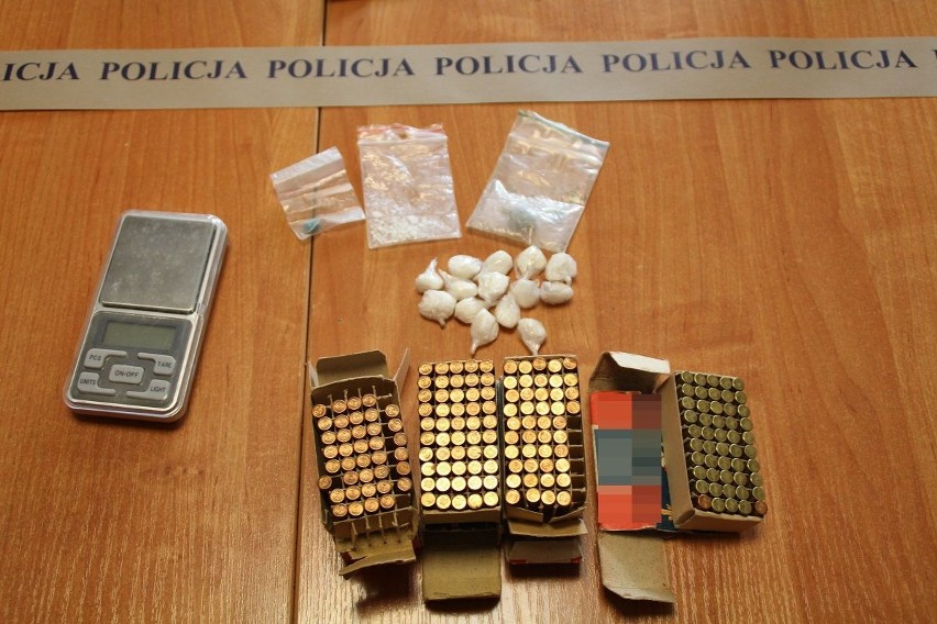 Policjanci znaleźli amunicję i narkotyki w domu 23-latka