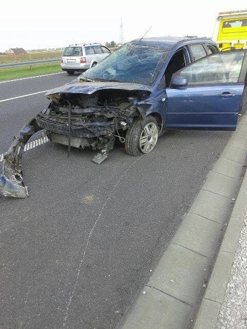 Sprawca poruszał się granatowym/niebieskim VW Passatem.