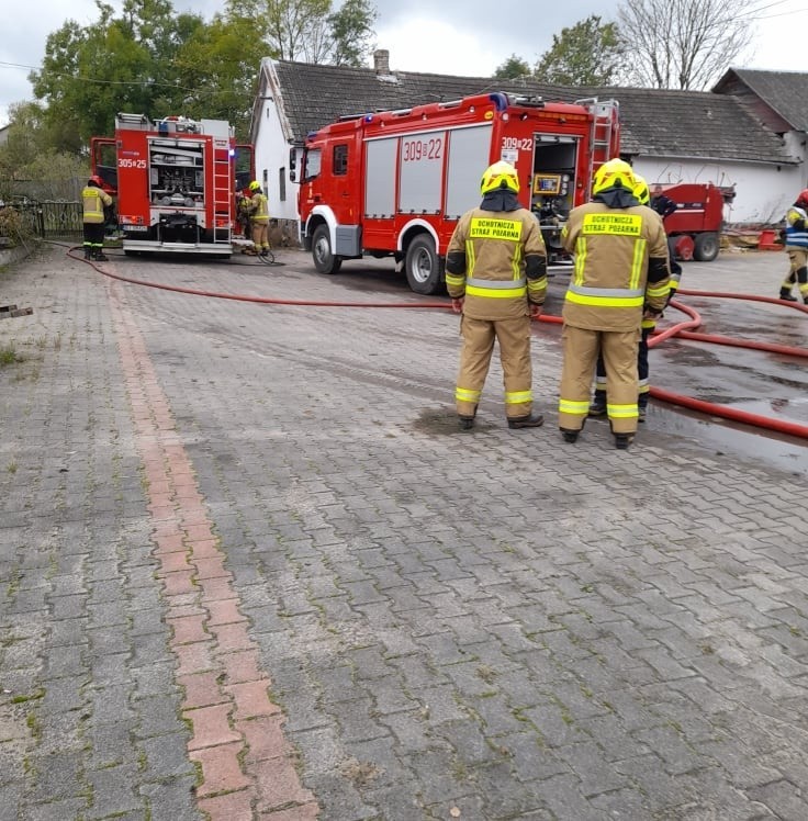 Kamińskie Jaski. Pożar w domu. Pięć zastępów strażaków w...