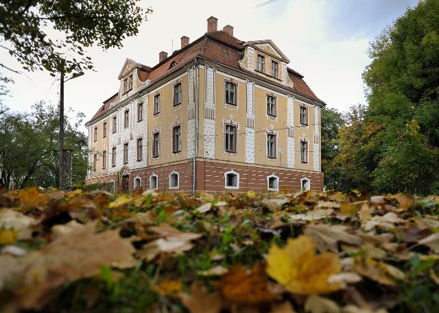 Kompleks w Karczowie obejmuje dwukondygnacyjny budynek i trzy hektary działki.