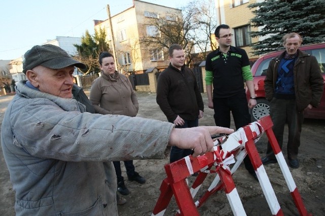 Tu ugrzązłem samochodem w błocie &#8211; pokazuje Romuald Dębowski (po lewej). Obok niego Katarzyna Wilczyńska, Dariusz Kitlasz i Jacek Laskowski.