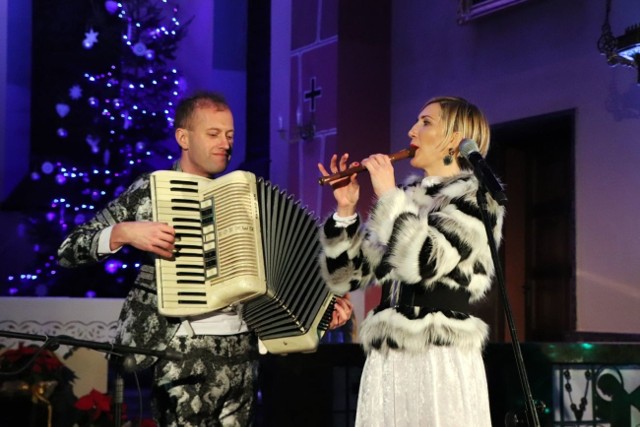 Magda Steczkowska podczas koncertu w kościele w Pniowie z Michałem Jurkiewiczem