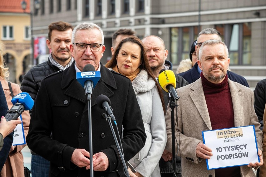 Działacze KO pod projektem ustawy o finansowaniu in vitro...