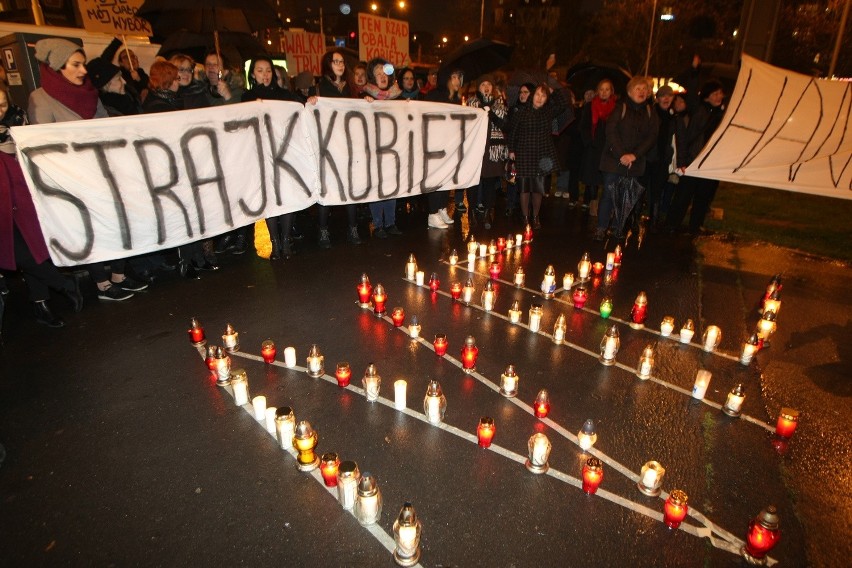 PiS-OFF we Wrocławiu. Kobiety protestowały (RELACJA, ZDJĘCIA)