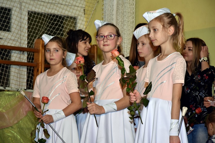 Gorlice. Mażoretki Domino od 15 lat są ozdobą uroczystości w powiecie. Teraz tańczą, choć miały tylko grać na werblach [ZDJĘCIA]