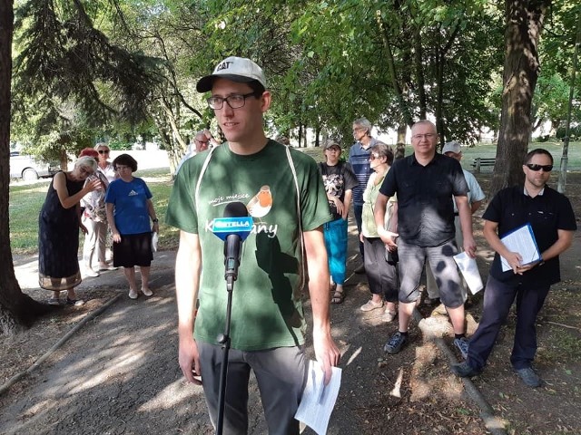 Spotkanie w parku miejskim, gdzie obrońcy przyrody poinformowali o akcji ochrony drzew przed wycinaniem i dewastacją