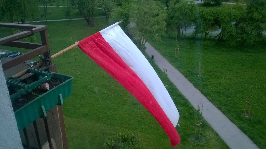 Flaga powiewająca z balkonu Czytelnika Tomka w Inowrocławiu.