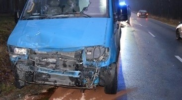 Ochudno. Po uderzeniu w sarnę bus czołowo zderzył się z osobówką, 15.12.2020