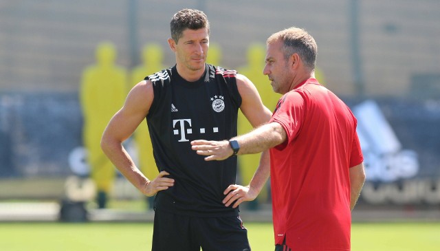 Robert Lewandowski i trener Hans-Dieter Flick to dobrzy znajomi z Bayernu Monachium