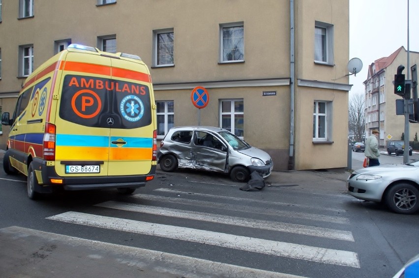 Wypadek na ul. Gdańskiej w Słupsku. Jedna osoba w szpitalu [zdjęcia, wideo] 