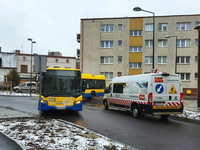 Jazda autobusem po mieście nie jest łatwa. Autobusy szerokie, drogi zbyt wąskie