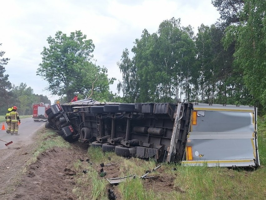 Wypadek na DK 19 w okolicach miejscowości Boćki. Ciężarówka uderzyła w drzewo. W pojeździe pękła opona