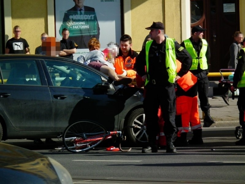 Potrącenie rowerzysty na Matejki - mężczyzna w szpitalu