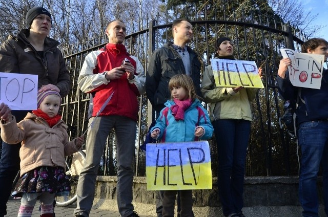 Demonstracja przed konsulatem Rosji w Poznaniu