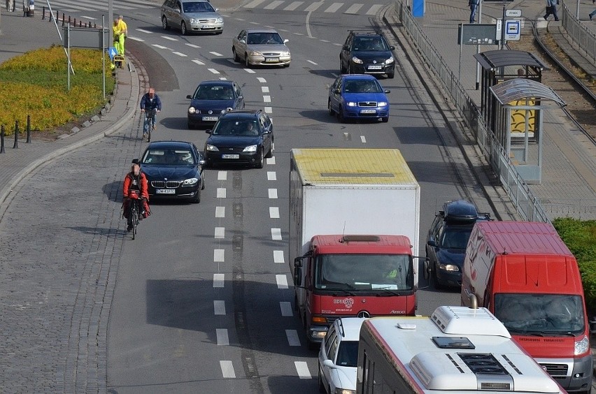 Pas dla rowerów na Kazimierza Wielkiego i duże zamieszanie. Bo oficjalnie go nie ma (ZDJĘCIA)