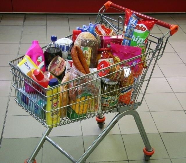 Przed Bożym Narodzeniem ceny produktów spożywczych w sklepach nie powinny szokować. Potem będzie coraz drożej.