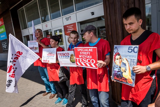 Pracownicy Tesco przy ul. Toruńskiej w Bydgoszczy protestowali dziś, by zwrócić uwagę pracodawców i klientów na pogarszające się warunki zatrudnienia oraz brak zadowalających podwyżek. Protest był prowadzony dziś równolegle w kilku miastach.Związkowcy ostrzegają, że jeśli ich argumenty nie zostaną uwzględnione, możliwe jest nawet zorganizowanie strajku w sklepach w całej Polsce.