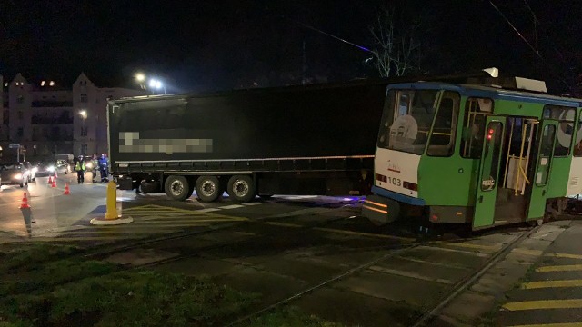 Zderzenie ciężarówki i tramwaju na placu Grunwaldzkim w Szczecinie.