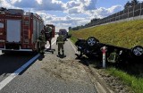 Wypadek pod Tarnowem. Dachowanie na autostradzie A4. Powodem zaśnięcie kierowcy mercedesa w czasie jazdy