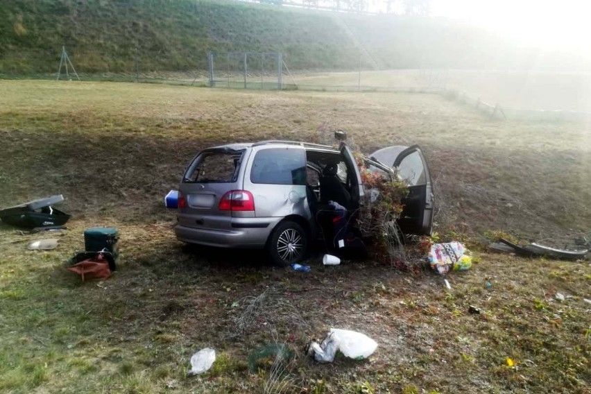 Kierowca zasnął za kółkiem. Jechał z trójką dzieci, wypadli z autostrady na wysokości Grupy. Był z nimi pies