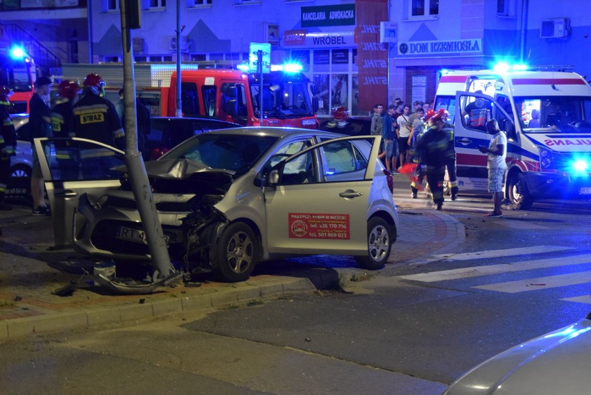 Wypadek w Tarnobrzegu. Trzy osoby w szpitalu po zderzeniu dwóch samochodów w centrum  (ZDJĘCIA, NOWE FAKTY)