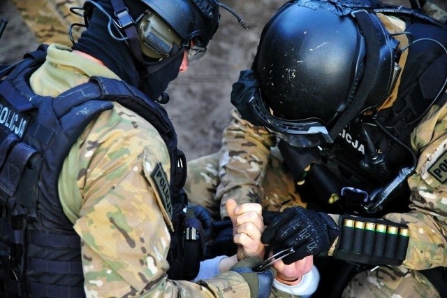 Oprócz zarzutu jazdy pod wpływem alkoholu, policjant ma dozór policyjny i zakaz opuszczania kraju. Musi się wpłacić poręczenie majątkowe.