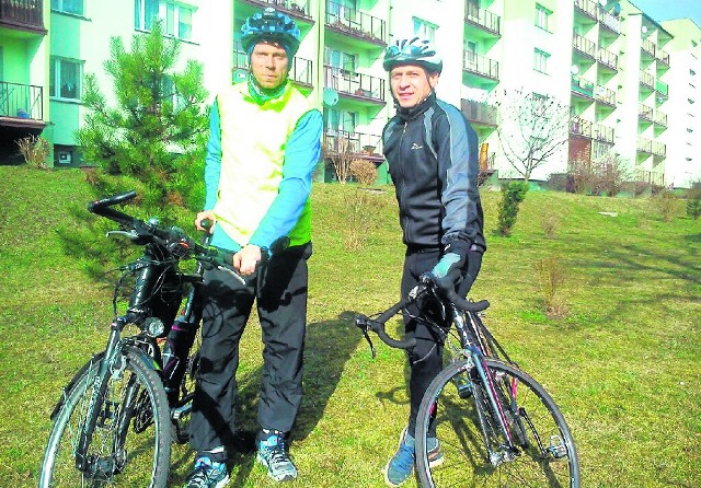 Marek Mioducki (z lewej) i Dariusz Klimaszewski szlifują formę przed planowanym wyjazdem do Paryża. Ich inicjatywa ma wspomóc akcję "Na rowerze po zdrowie"