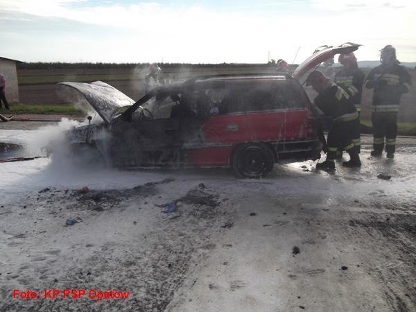Groźna kraksa trzech aut pod Opatowem. Opel stanął w płomieniach