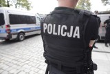 Suwałki. Policjant wpadł w szał i zaczął bić pałką zatrzymanego. Pozostali policjanci patrzyli