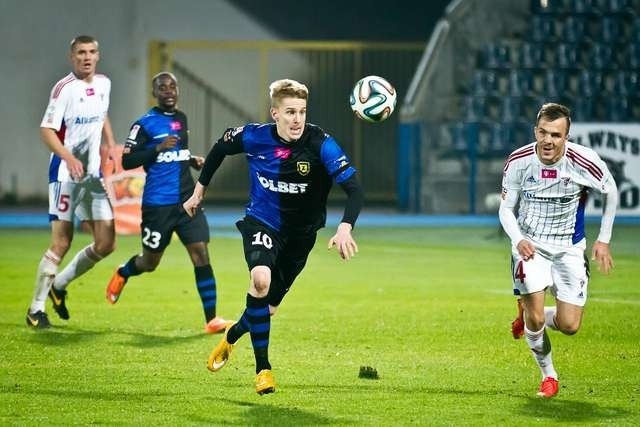 9 listopada 2014 Zawisza przegrał na Gdańskiej z Górnikiem Zabrze 1:2. Czas na rewanż. Na zdjęciu: w walce o piłkę Jakub Wójcicki i Rafał Kosznik (tego drugiego w środę nie zobaczymy - pauzuje za kartki).