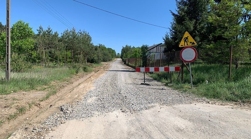 Na terenie gminy Klimontów trwa rozbudowa dróg gminnych. W...