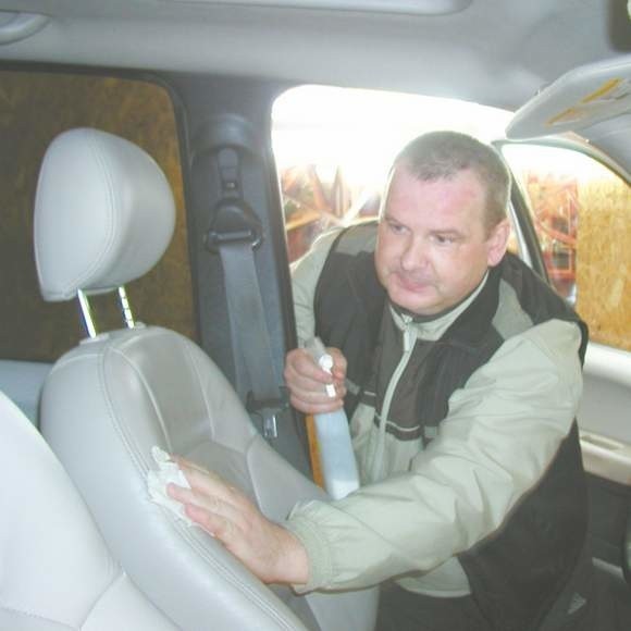 Skórzaną tapicerkę w nowym samochodzie warto zakonserwować u profesjonalisty - radzi Grzegorz Klejzik, szef salonu czyszczenia samochodów