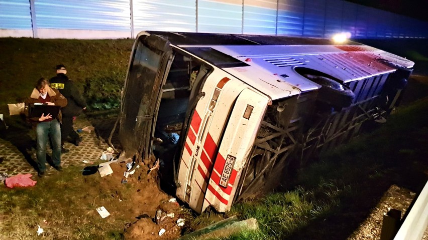 Wypadek autobusu na autostradzie A2 niedaleko Łodzi....