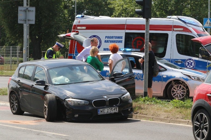 Na skrzyżowaniu ulic Bałtyckiej i Obornickiej doszło do wypadku dwóch samochodów osobowych Opla i BMW