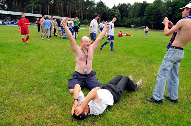 29 czerwca 2008 r. Baraż o awans do III ligi: MKS Alwernia (czerwone stroje) kontra Granat Skarżysko-Kamienna