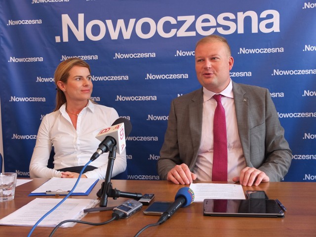 Parlamentarzyści Joanna Szmidt oraz Witold Zembaczyński (oboje Nowoczesna).