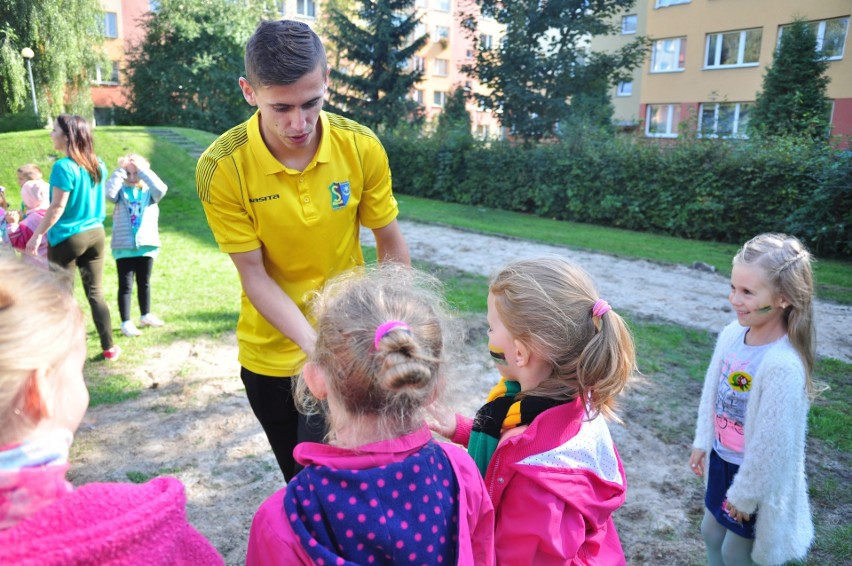 Siarkowcy z wizytą w tarnorzeskim przedszkolu. Dzieci miały sportowy dzień