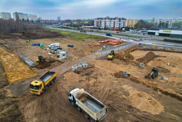 Na placu budowy salonu Agata Meble na działce między ulicami Mieszka I i Żółkiewskiego w Radomiu już pracuje ciężki sprzęt.