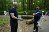 Wielkie sprzątanie i sadzenie drzew w Parku Sołackim - prezydent Jacek Jaśkowiak także zbierał papiery i puszki