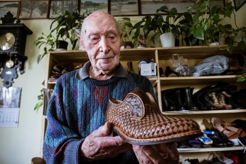 Toruń. Blisko 93-letni szewc Józef Kania wciąż pracuje! "Jestem zawalony robotą! Ale zapraszam, zapraszam..."