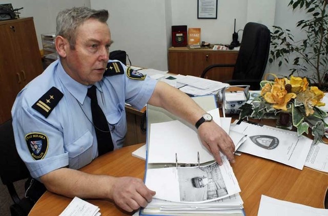 - Tak je kadrujemy, żeby było widać znak - pokazuje zdjęcia, czyli dowody wykroczeń, Jerzy Orzechowski, szef koszalińskich strażników.