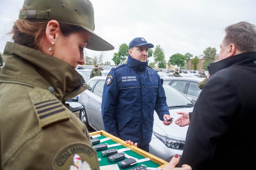 Białystok. Straż graniczna dostała 113 nowych pojazdów za ponad 14 mln zł. Oficjalne przekazanie w Białymstoku [ZDJĘCIA]