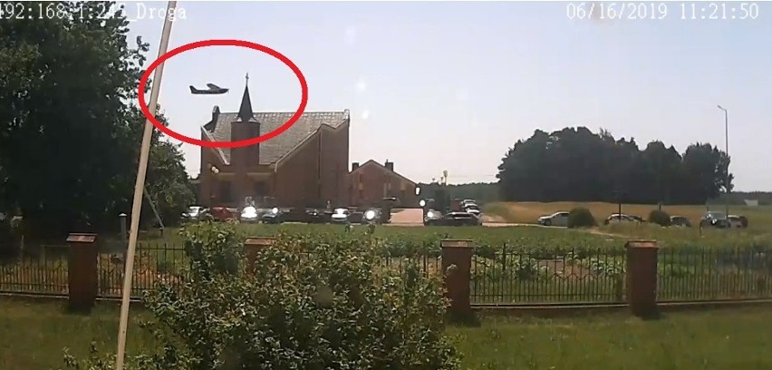 Samolot przeleciał tuż nad dachem kościoła w gminie...