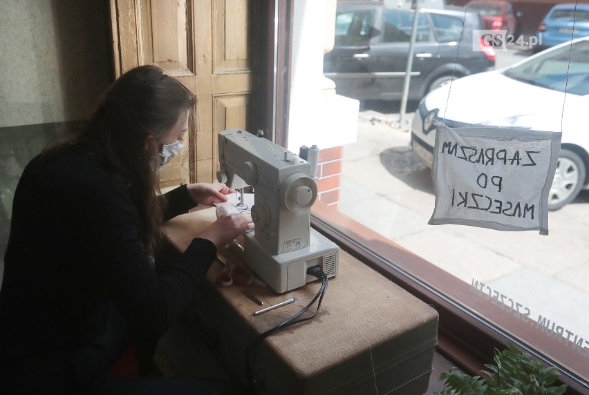 Studentka szyje maseczki dla mieszkańców w ramach akcji "Spokój". Zobaczcie wideo