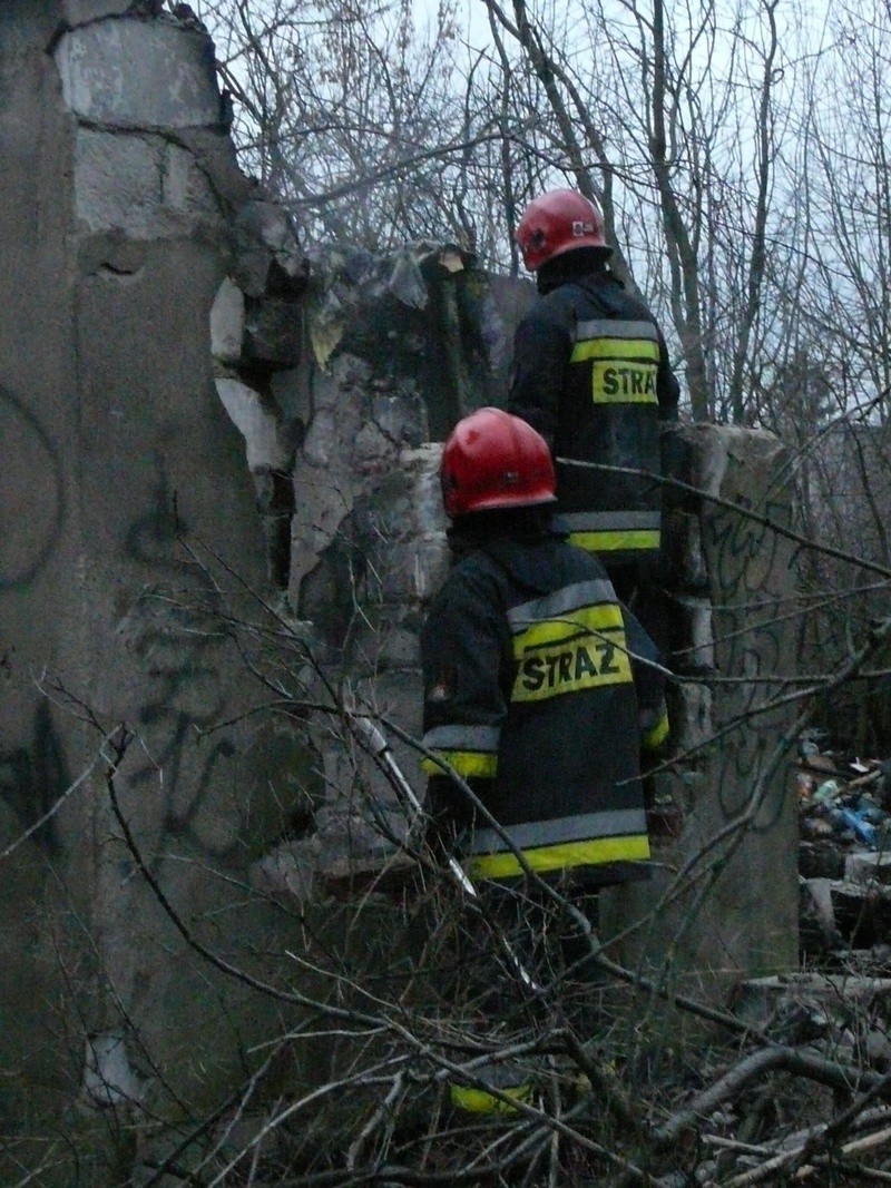 Pożar w pustostanie na Nowych Sadach. Dzicy lokatorzy budynku trafili do szpitala