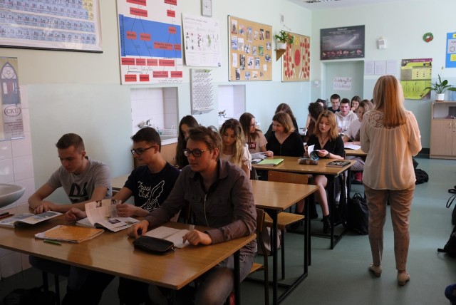 Od 1 września 2019 r. zasadnicze wynagrodzenie nauczyciela stażysty wyniesie 2 782 zł.