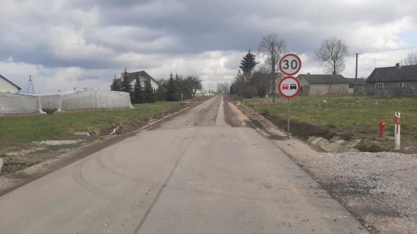 Ruszyła przebudowa drogi powiatowej na terenie gminy Radzanów. Za trzy miesiące kierowcy będą jeździli już nowym asfaltem