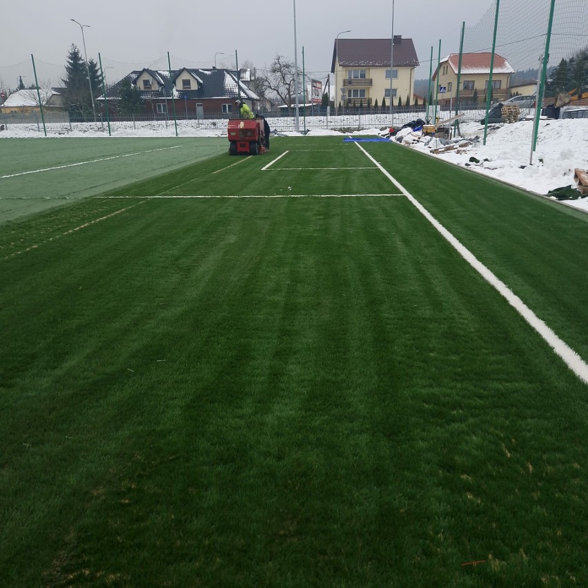 Orlęta Kielce wkrótce będą korzystać z nowego boiska. Jest już oświetlenie i sztuczna trawa z certyfikatem FIFA. Trwają ostatnie prace 