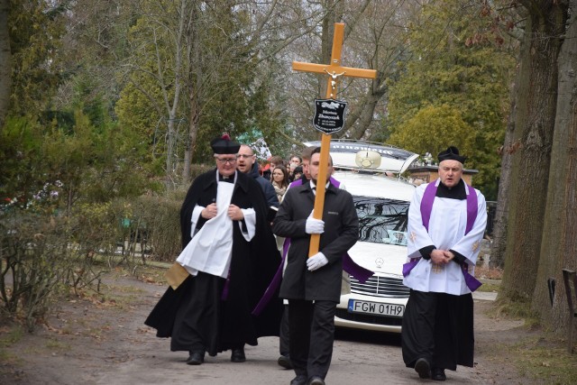 Mariusz Zbanyszek został pochowany w kwaterze 15A. Mieści się ona w starszej części cmentarza, po lewej stronie głównej alei nekropolii.